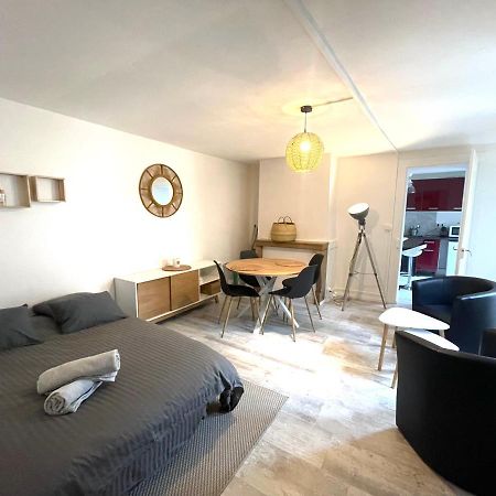 Le Victor Hugo Apartment เบอซองซง ภายนอก รูปภาพ