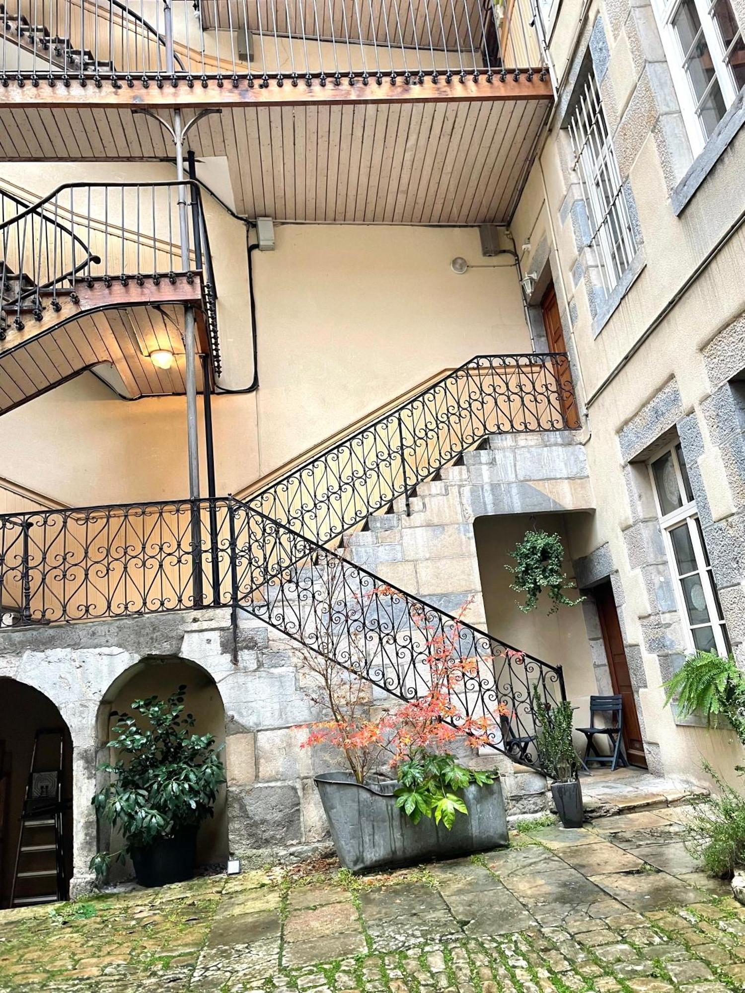 Le Victor Hugo Apartment เบอซองซง ภายนอก รูปภาพ